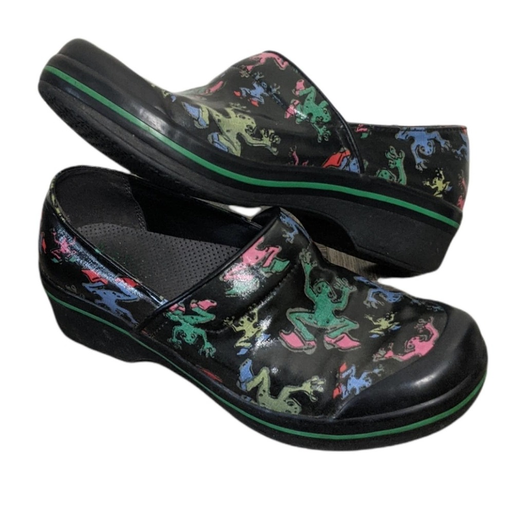 Dansko sz 41 Black Multi Color Frog Print Clogs